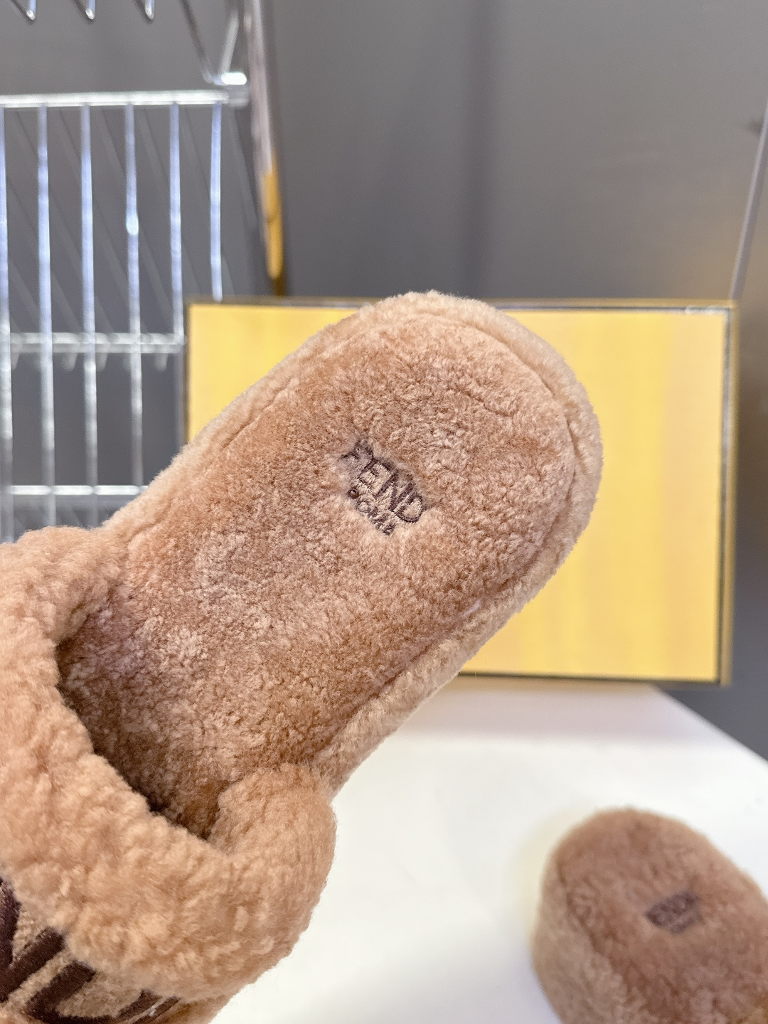 FENDI芬迪秋冬新款厚底毛毛拖 每逢秋冬来临 毛拖是必不可少的单品 不仅足够保暖 还能拥有舒适的触感无