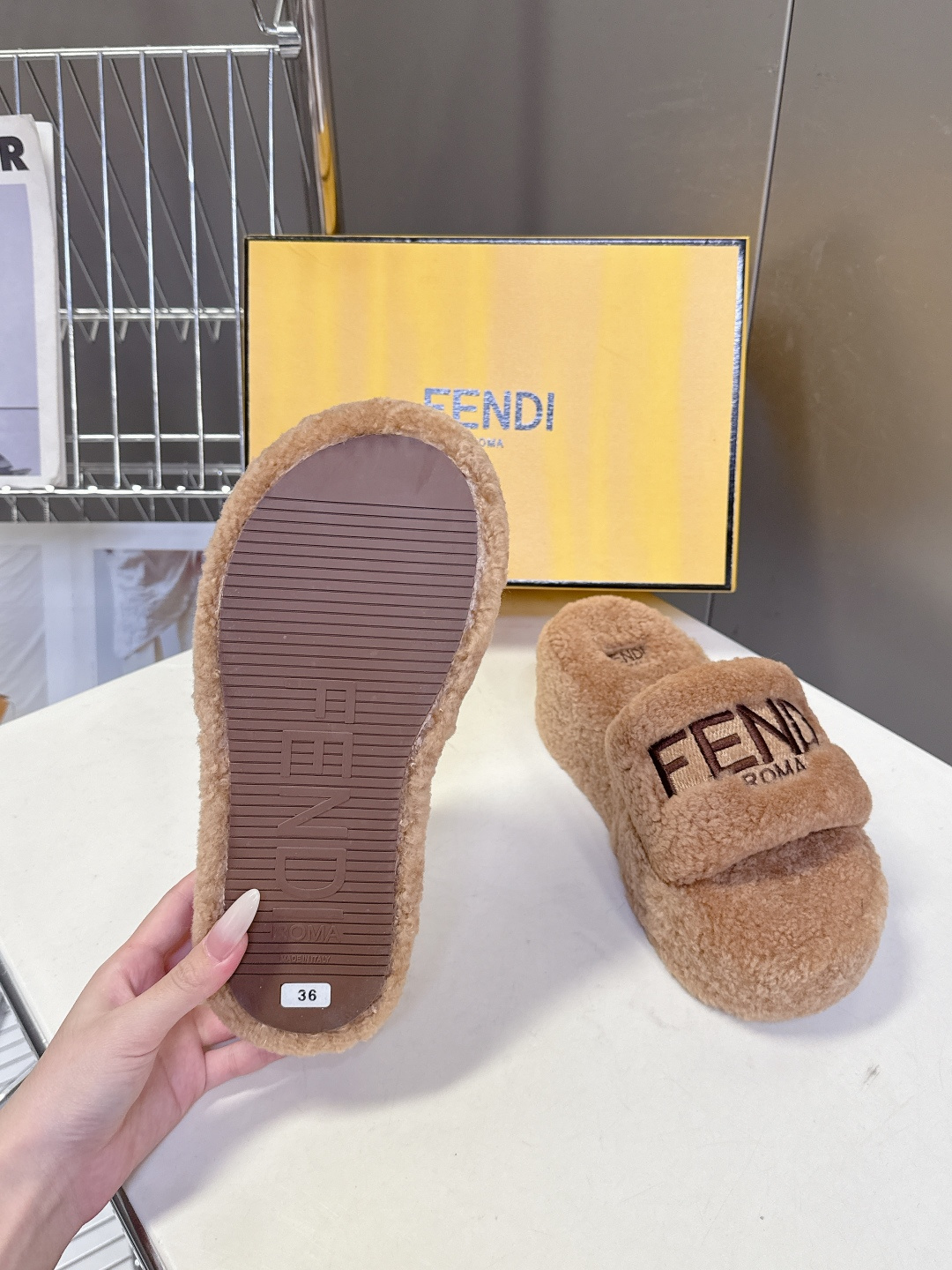 FENDI芬迪秋冬新款厚底毛毛拖 每逢秋冬来临 毛拖是必不可少的单品 不仅足够保暖 还能拥有舒适的触感无