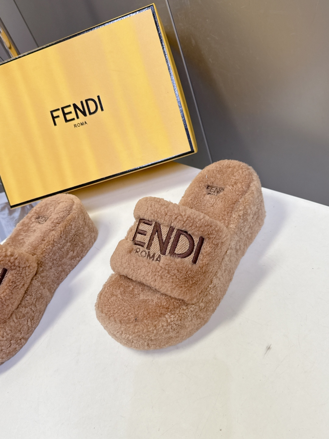 FENDI芬迪秋冬新款厚底毛毛拖 每逢秋冬来临 毛拖是必不可少的单品 不仅足够保暖 还能拥有舒适的触感无