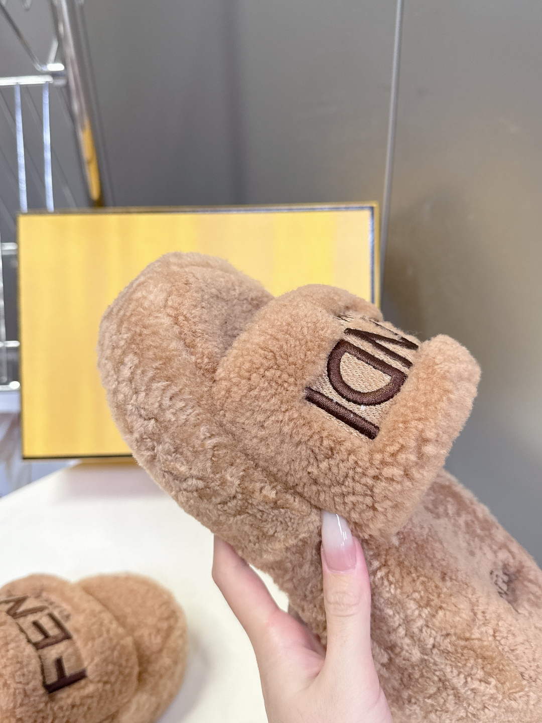 FENDI芬迪秋冬新款厚底毛毛拖 每逢秋冬来临 毛拖是必不可少的单品 不仅足够保暖 还能拥有舒适的触感无