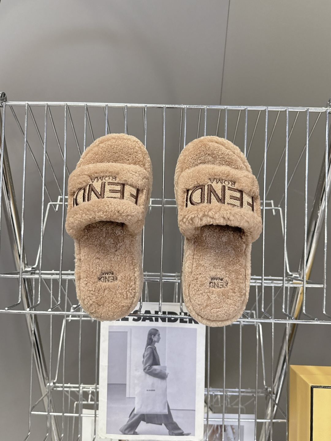 FENDI芬迪秋冬新款厚底毛毛拖 每逢秋冬来临 毛拖是必不可少的单品 不仅足够保暖 还能拥有舒适的触感无