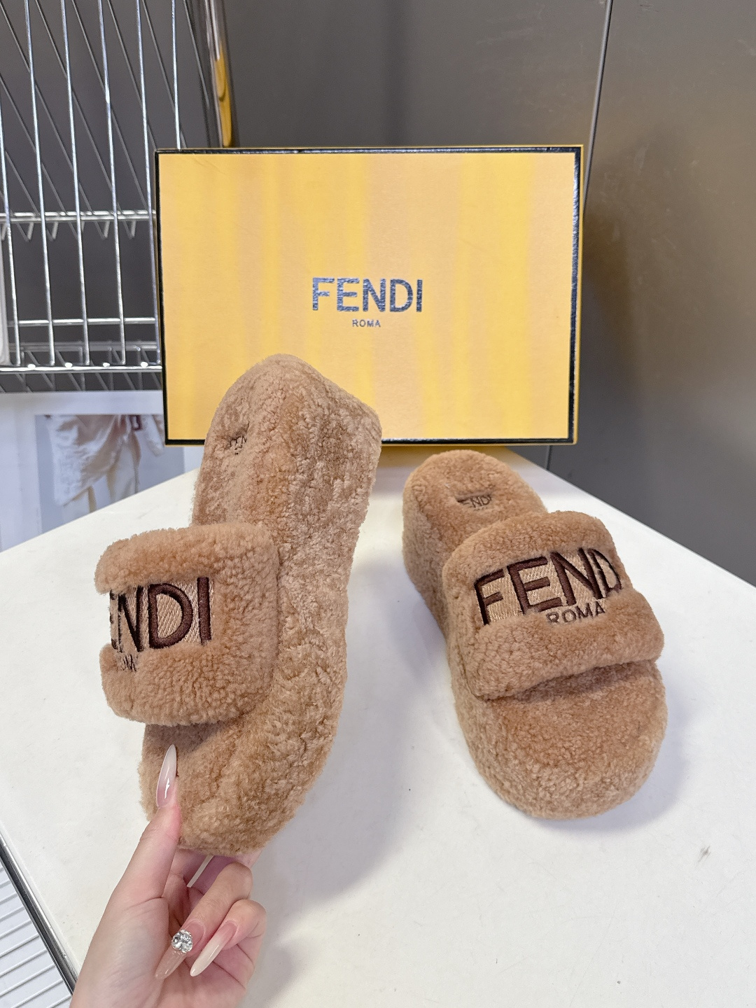 FENDI芬迪秋冬新款厚底毛毛拖 每逢秋冬来临 毛拖是必不可少的单品 不仅足够保暖 还能拥有舒适的触感无