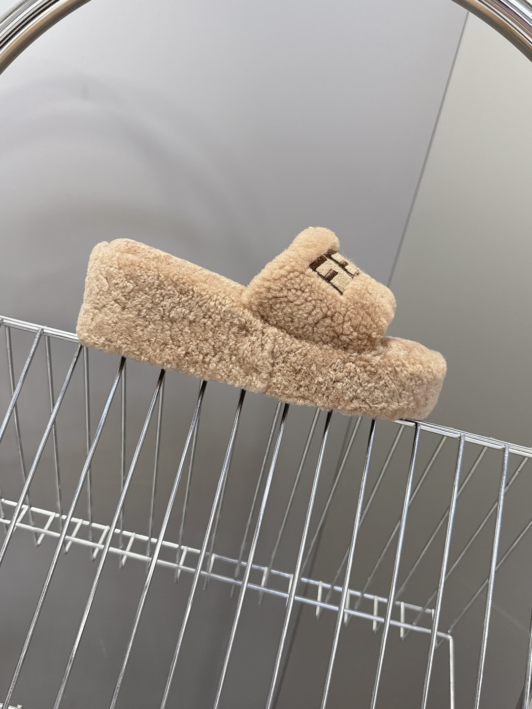 FENDI芬迪秋冬新款厚底毛毛拖 每逢秋冬来临 毛拖是必不可少的单品 不仅足够保暖 还能拥有舒适的触感无