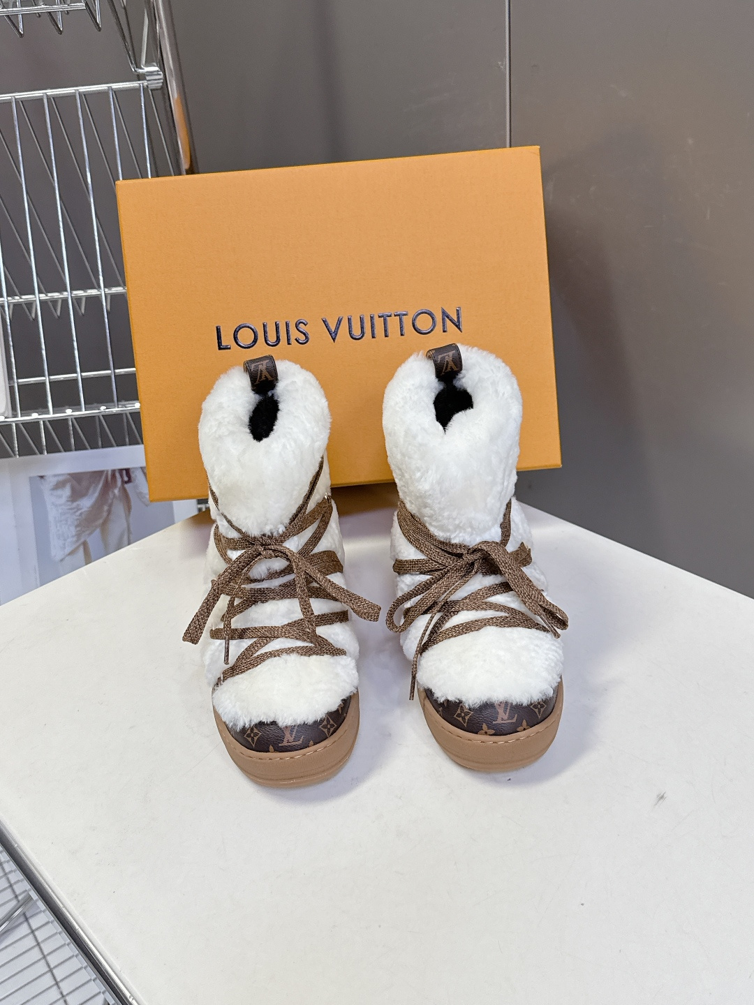 NO:594475,Louis Vuitton's latest snow boots for autumn and winter. There are many celebrity Internet celebrities. Real wool uppers are waterproof, windproof and warm. Wool lining is comfortable and breathable. Now is the season, so those who want to buy it should hurry up and stock up. Wear shoes in winter for running and jumping every day. The most important thing is that the soles should be lightweight!  Ultra-light, MAX comfort, it really feels like stepping on shit. With proven quality, you don’t need to choose too much when buying shoes, you really don’t!  Just to get the best value for money, a pair like this is enough in the snow in winter. The outsole is cold-resistant, U plus rubber combination, non-slip outsole size 35-40, snow boots, louis vuitton, louis vuitton, boots19860909路易威登Louis Vuitton秋冬最新款雪地靴 超多明星网红种草 真羊毛鞋面 防水防风又保暖 羊毛尼内里舒适又透气,现在正当季,剁手党抓紧囤起来,冬天穿着鞋子每天跑跑跳跳,最重要就是鞋底要轻便！超轻便,舒适感MAX,真的是踩屎感十足 经得住考验的品质,买鞋不用太多选择,真不需要！就是争取到最高性价比,冬季雪地里这样一双足以 大底耐寒U加橡胶组合防滑大底码数35-40,雪地靴,louis vuitton,louis vuitton,boots,Women's Shoes