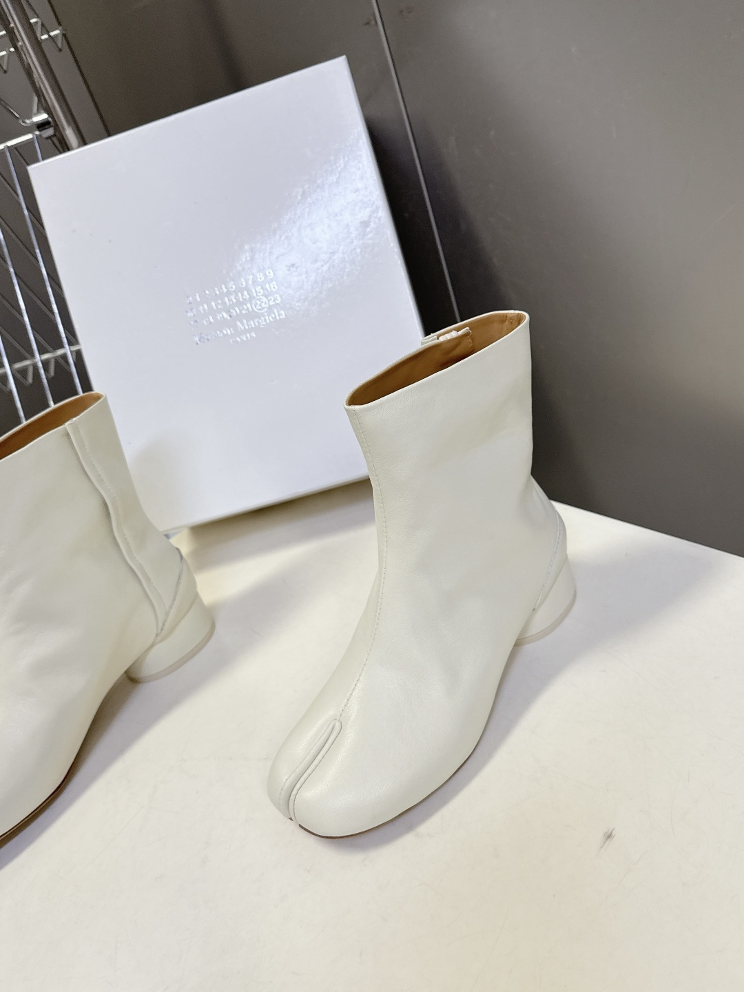 马吉拉MM6秋冬最新款复古短靴 简约的配色和百搭 上脚 时尚感十足 💯上脚超级舒服的一款，人手必备！ 面