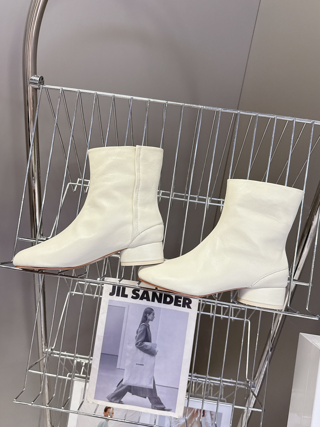 马吉拉MM6秋冬最新款复古短靴 简约的配色和百搭 上脚 时尚感十足 💯上脚超级舒服的一款，人手必备！ 面