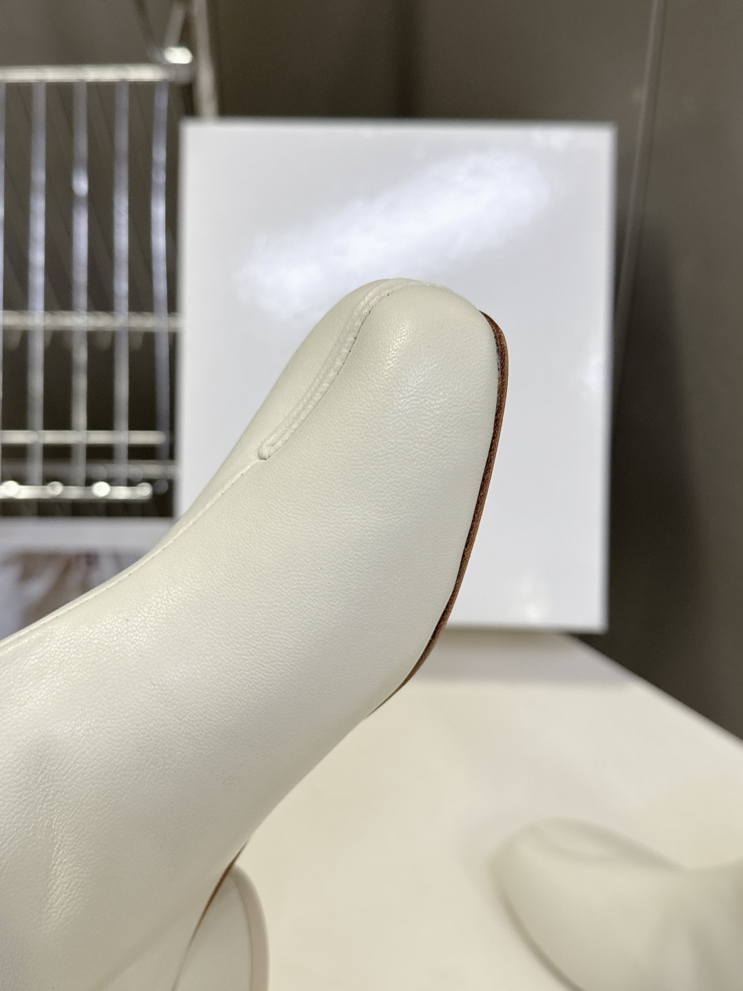 马吉拉MM6秋冬最新款复古短靴 简约的配色和百搭 上脚 时尚感十足 💯上脚超级舒服的一款，人手必备！ 面