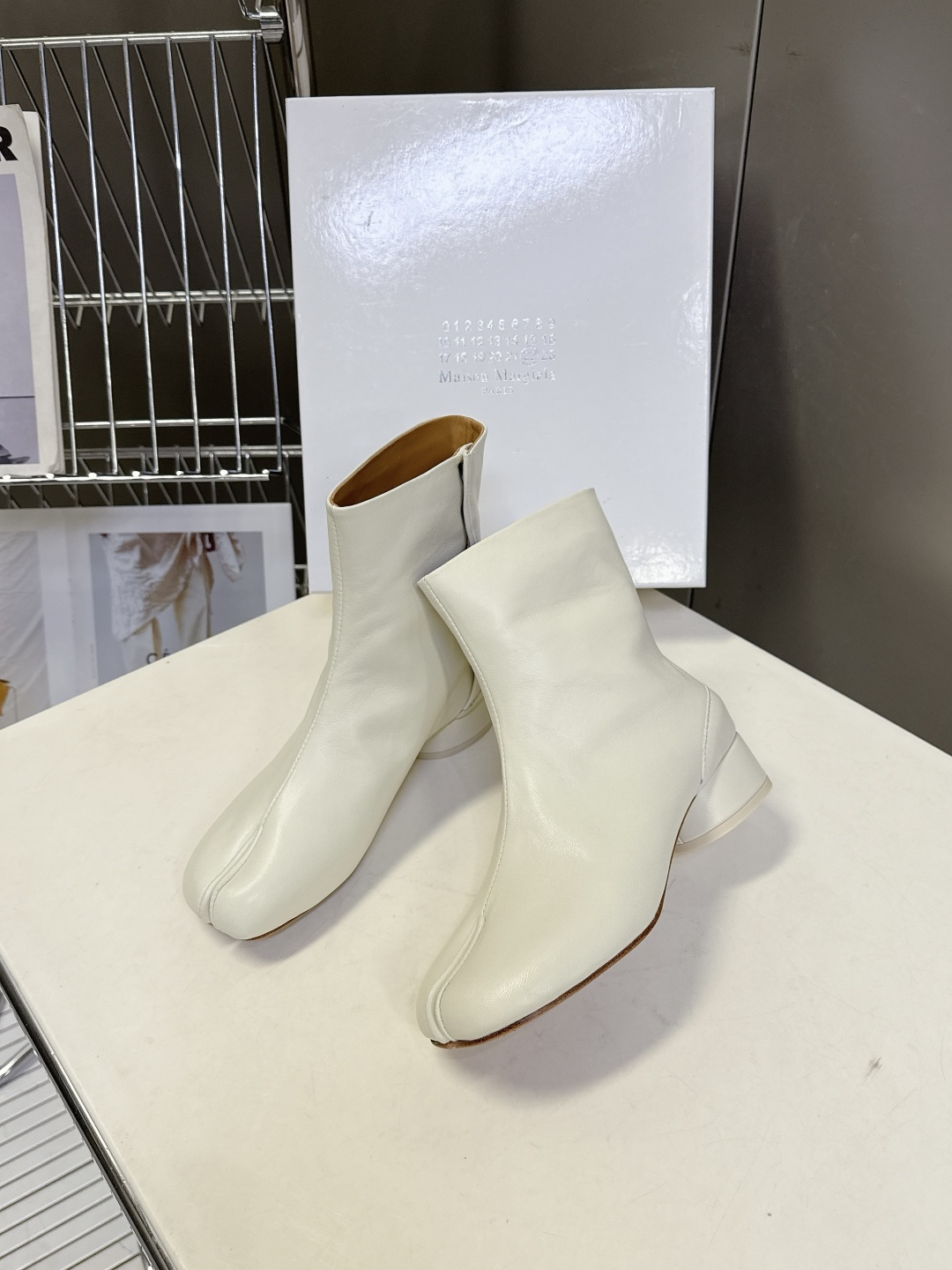 马吉拉MM6秋冬最新款复古短靴 简约的配色和百搭 上脚 时尚感十足 💯上脚超级舒服的一款，人手必备！ 面