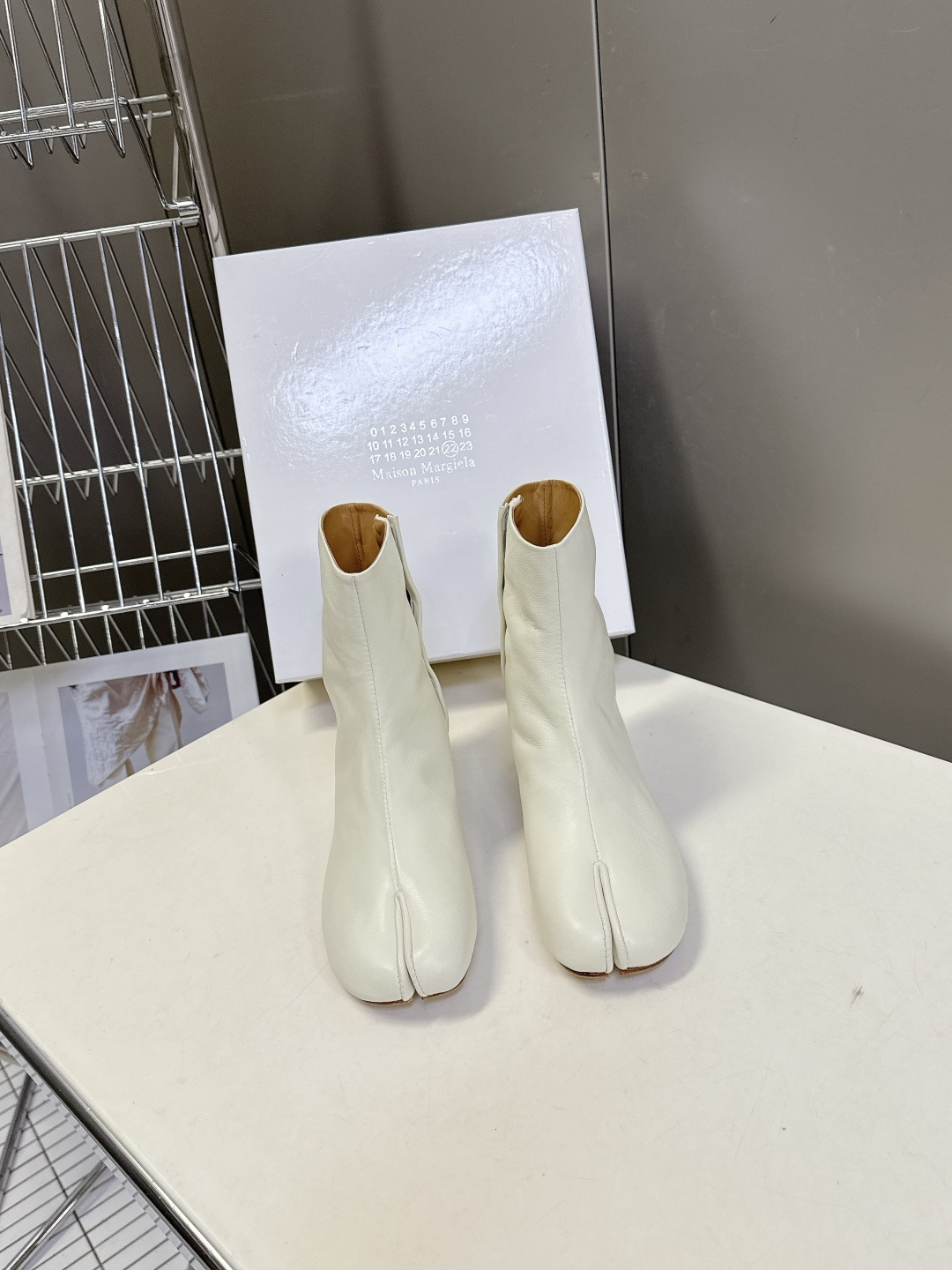 马吉拉MM6秋冬最新款复古短靴 简约的配色和百搭 上脚 时尚感十足 💯上脚超级舒服的一款，人手必备！ 面