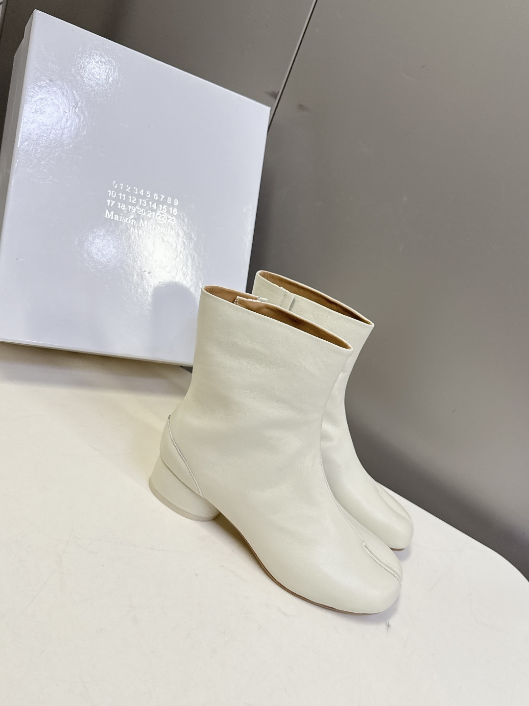 马吉拉MM6秋冬最新款复古短靴 简约的配色和百搭 上脚 时尚感十足 💯上脚超级舒服的一款，人手必备！ 面