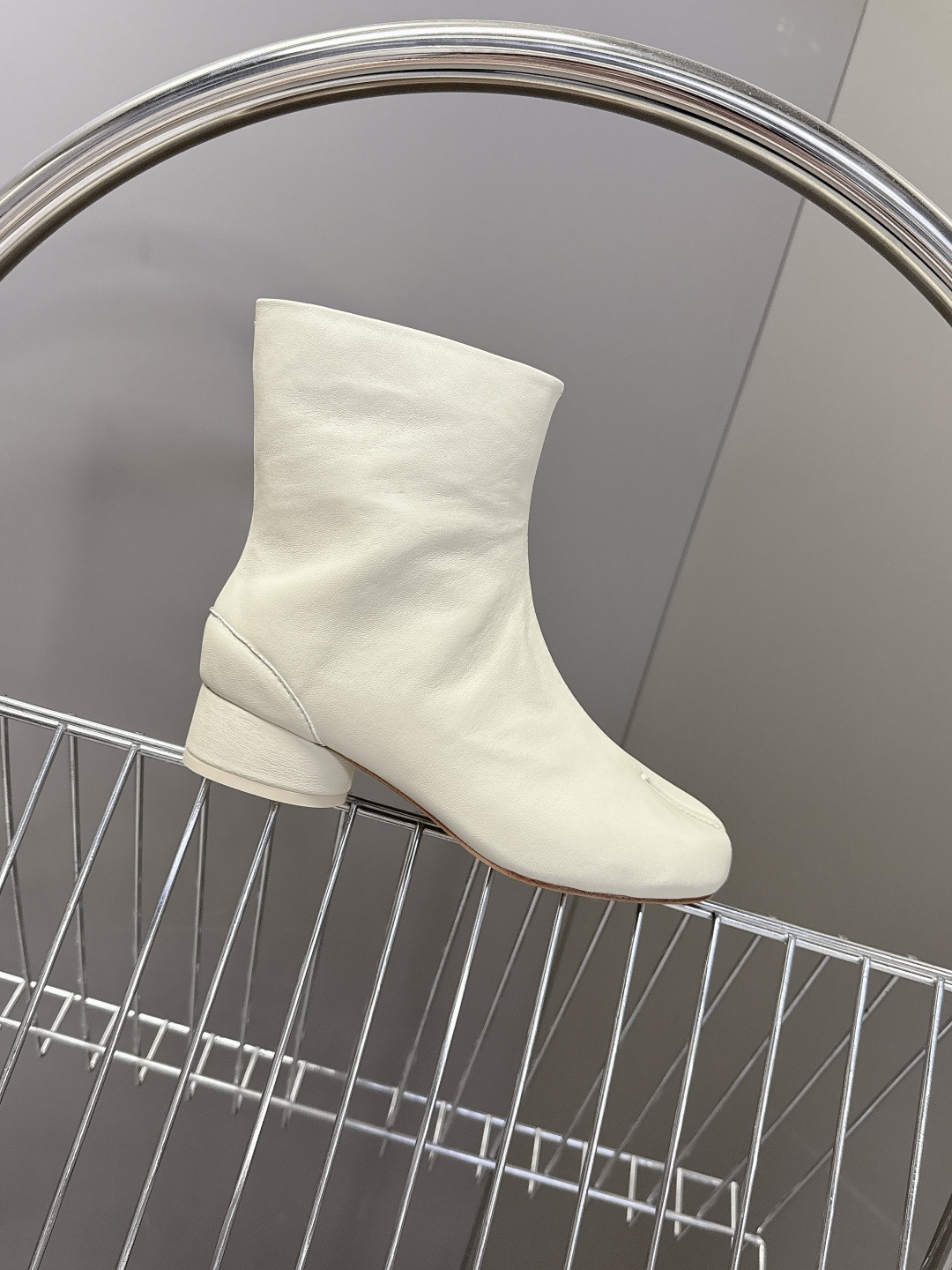 马吉拉MM6秋冬最新款复古短靴 简约的配色和百搭 上脚 时尚感十足 💯上脚超级舒服的一款，人手必备！ 面