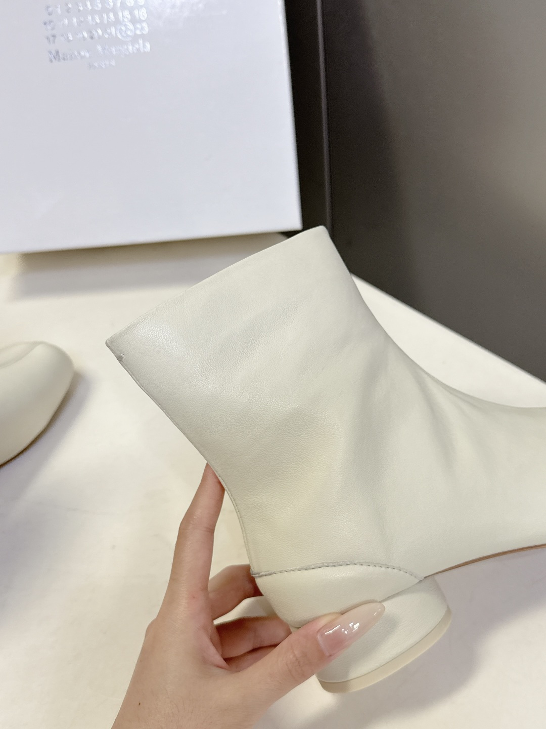 马吉拉MM6秋冬最新款复古短靴 简约的配色和百搭 上脚 时尚感十足 💯上脚超级舒服的一款，人手必备！ 面