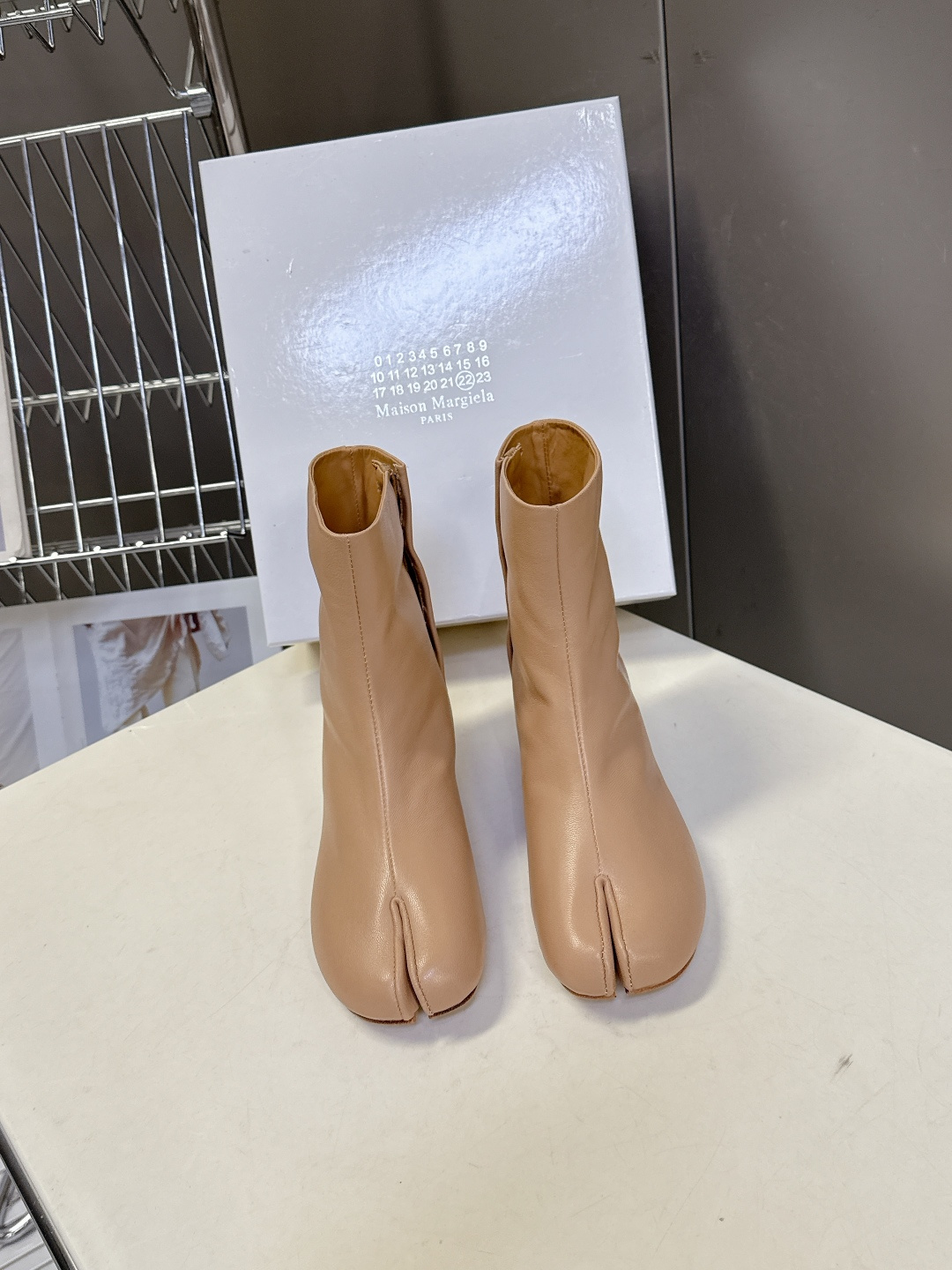 马吉拉MM6秋冬最新款复古短靴 简约的配色和百搭 上脚 时尚感十足 💯上脚超级舒服的一款，人手必备！ 面