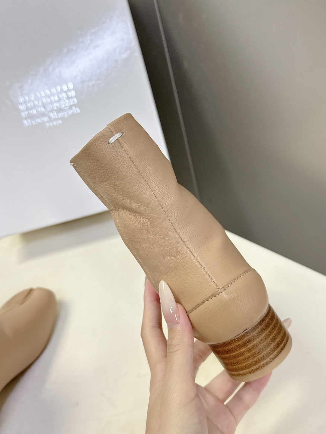 马吉拉MM6秋冬最新款复古短靴 简约的配色和百搭 上脚 时尚感十足 💯上脚超级舒服的一款，人手必备！ 面