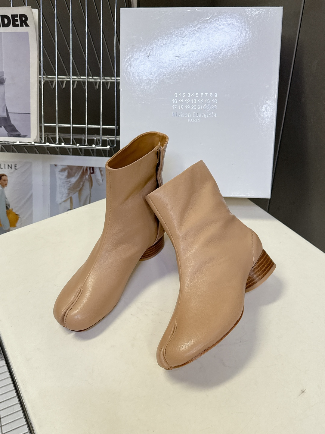 马吉拉MM6秋冬最新款复古短靴 简约的配色和百搭 上脚 时尚感十足 💯上脚超级舒服的一款，人手必备！ 面