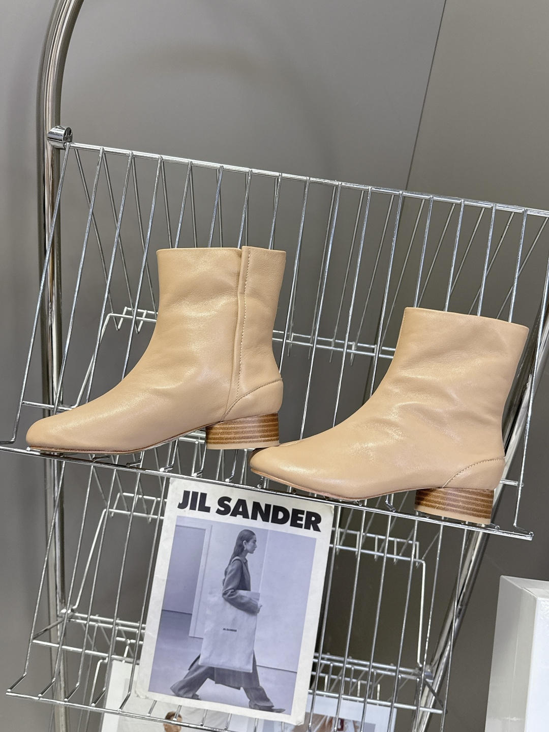 马吉拉MM6秋冬最新款复古短靴 简约的配色和百搭 上脚 时尚感十足 💯上脚超级舒服的一款，人手必备！ 面