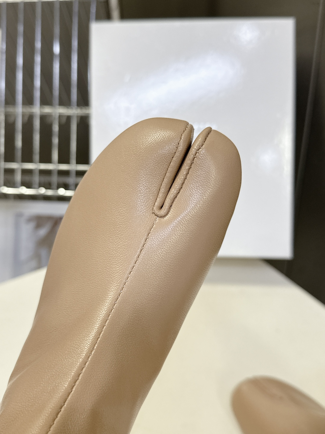 马吉拉MM6秋冬最新款复古短靴 简约的配色和百搭 上脚 时尚感十足 💯上脚超级舒服的一款，人手必备！ 面