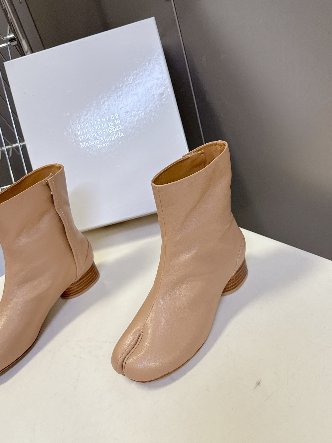 马吉拉MM6秋冬最新款复古短靴 简约的配色和百搭 上脚 时尚感十足 💯上脚超级舒服的一款，人手必备！ 面