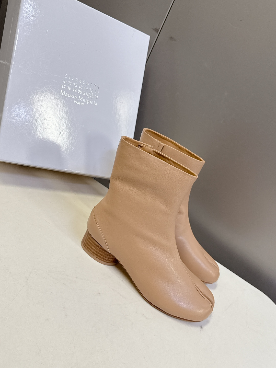 马吉拉MM6秋冬最新款复古短靴 简约的配色和百搭 上脚 时尚感十足 💯上脚超级舒服的一款，人手必备！ 面