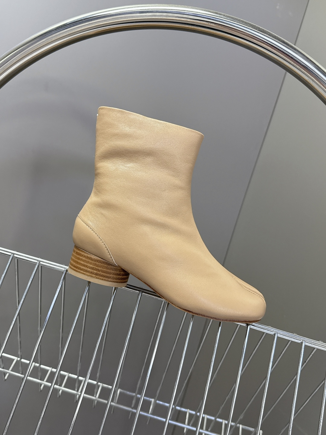 马吉拉MM6秋冬最新款复古短靴 简约的配色和百搭 上脚 时尚感十足 💯上脚超级舒服的一款，人手必备！ 面