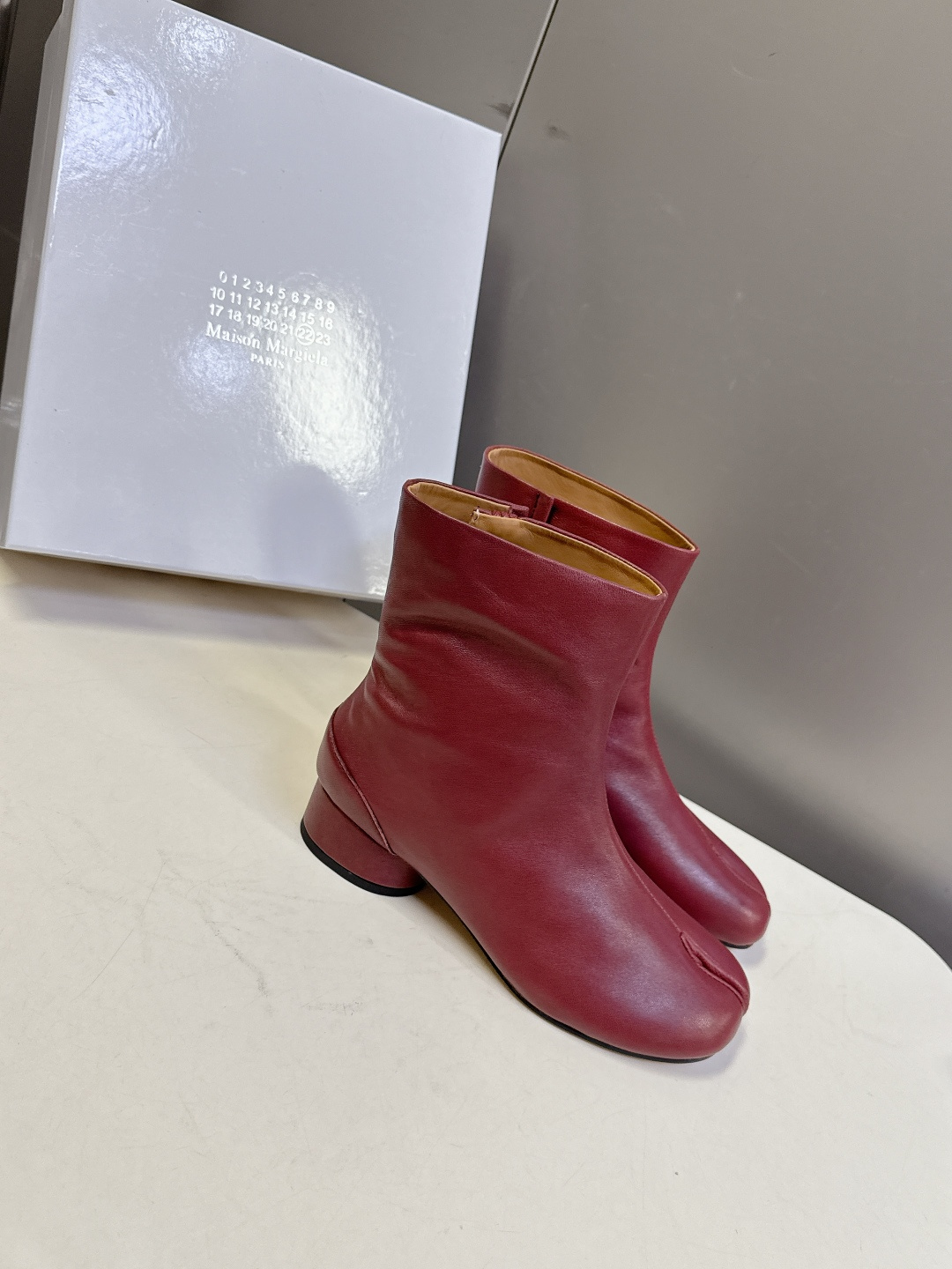 马吉拉MM6秋冬最新款复古短靴 简约的配色和百搭 上脚 时尚感十足 💯上脚超级舒服的一款，人手必备！ 面