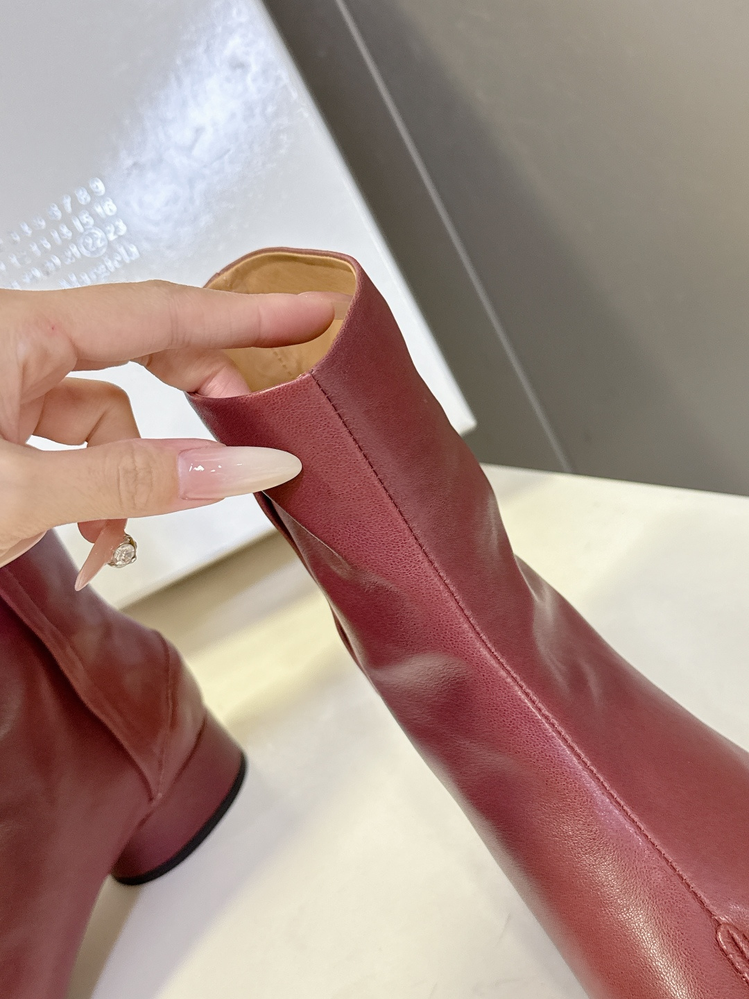 马吉拉MM6秋冬最新款复古短靴 简约的配色和百搭 上脚 时尚感十足 💯上脚超级舒服的一款，人手必备！ 面