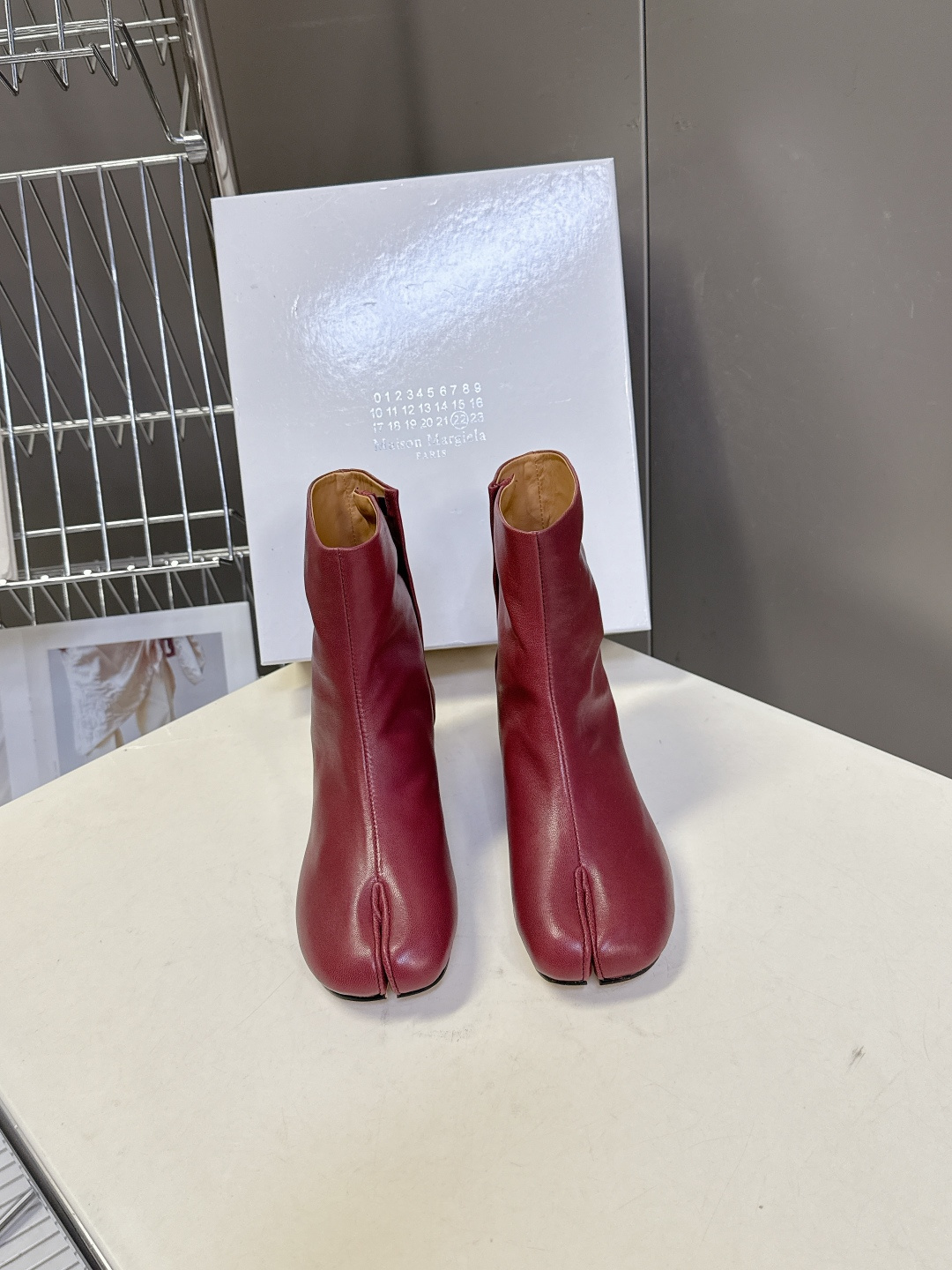 马吉拉MM6秋冬最新款复古短靴 简约的配色和百搭 上脚 时尚感十足 💯上脚超级舒服的一款，人手必备！ 面