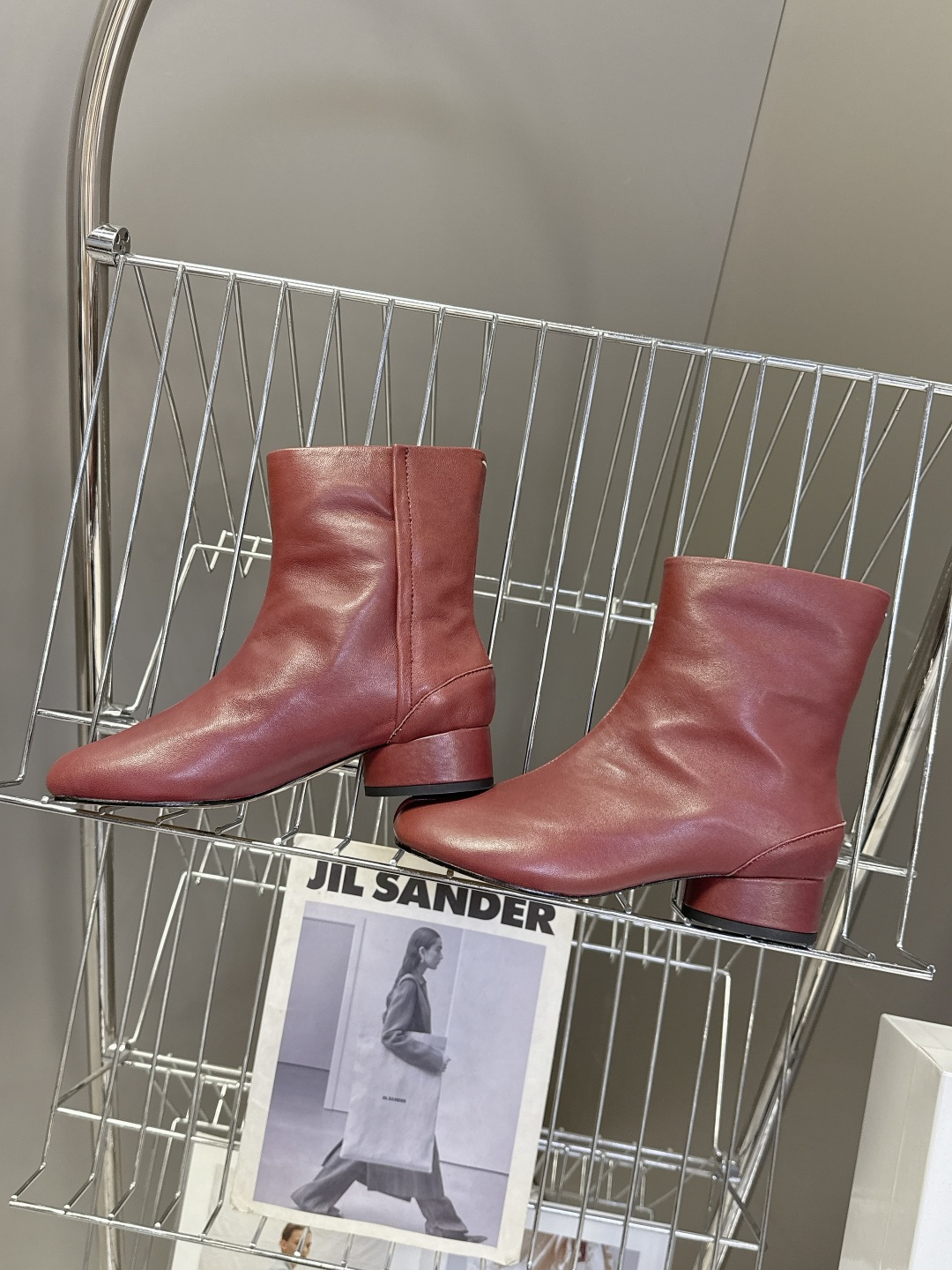 马吉拉MM6秋冬最新款复古短靴 简约的配色和百搭 上脚 时尚感十足 💯上脚超级舒服的一款，人手必备！ 面