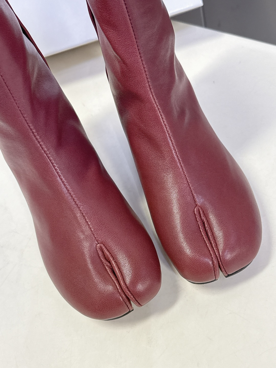 马吉拉MM6秋冬最新款复古短靴 简约的配色和百搭 上脚 时尚感十足 💯上脚超级舒服的一款，人手必备！ 面