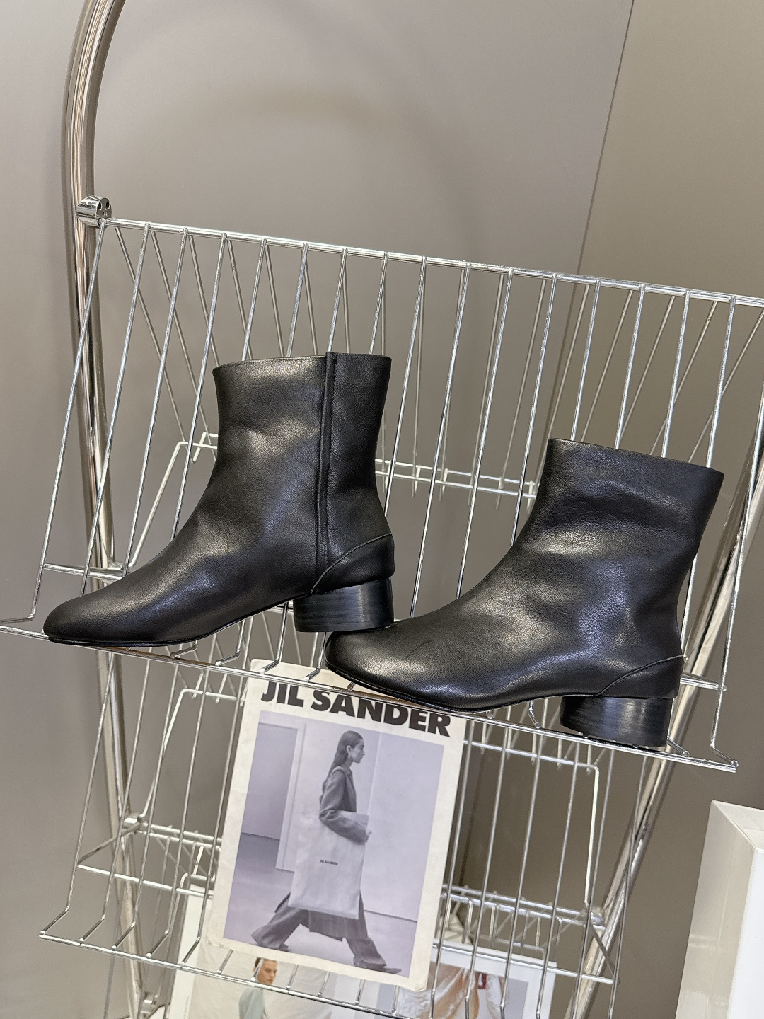 马吉拉MM6秋冬最新款复古短靴 简约的配色和百搭 上脚 时尚感十足 💯上脚超级舒服的一款，人手必备！ 面