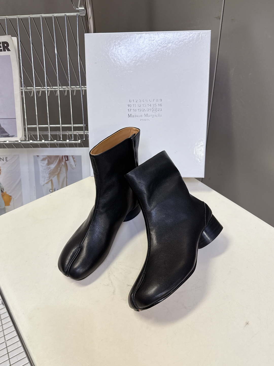 马吉拉MM6秋冬最新款复古短靴 简约的配色和百搭 上脚 时尚感十足 💯上脚超级舒服的一款，人手必备！ 面