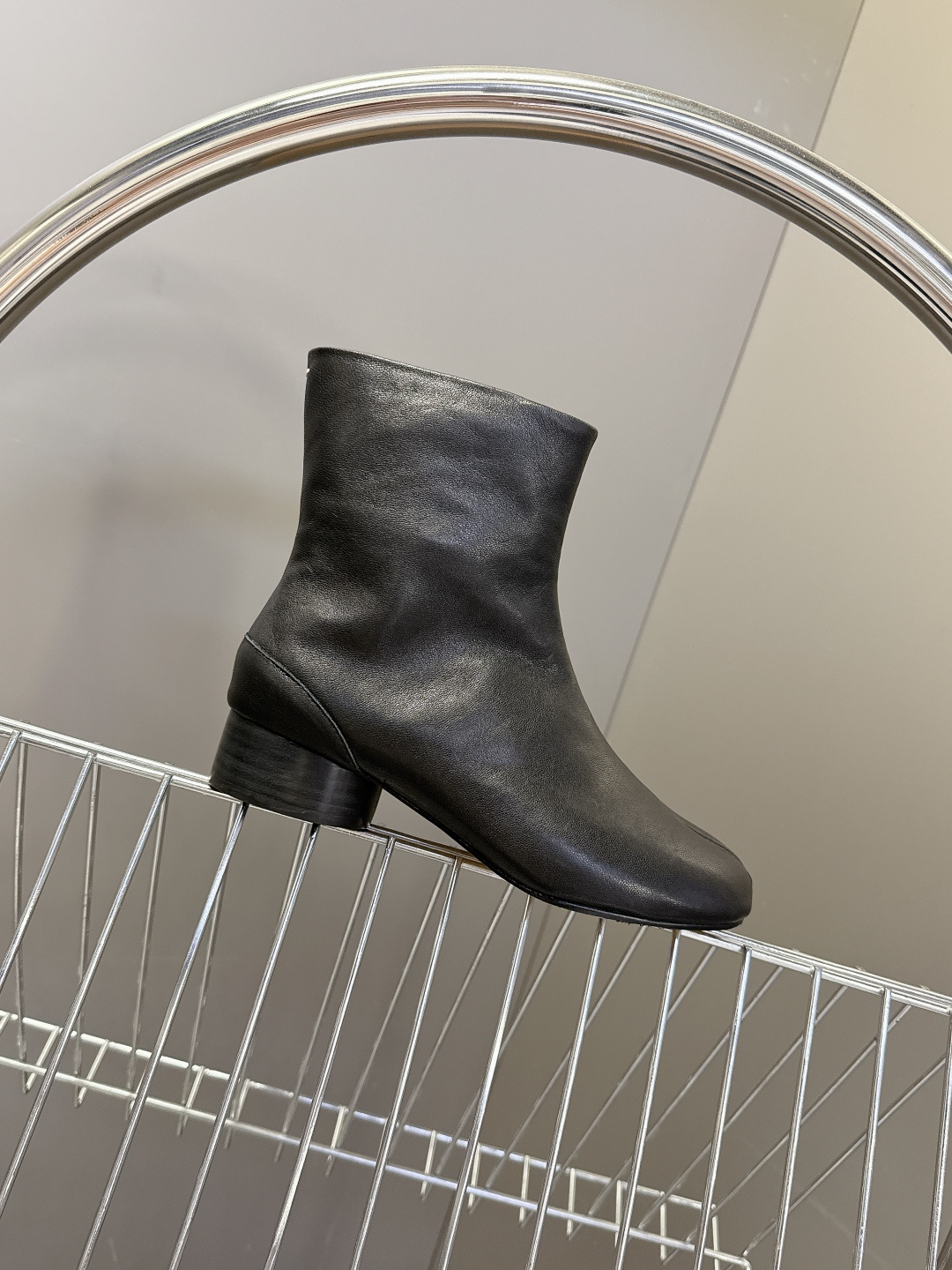 马吉拉MM6秋冬最新款复古短靴 简约的配色和百搭 上脚 时尚感十足 💯上脚超级舒服的一款，人手必备！ 面