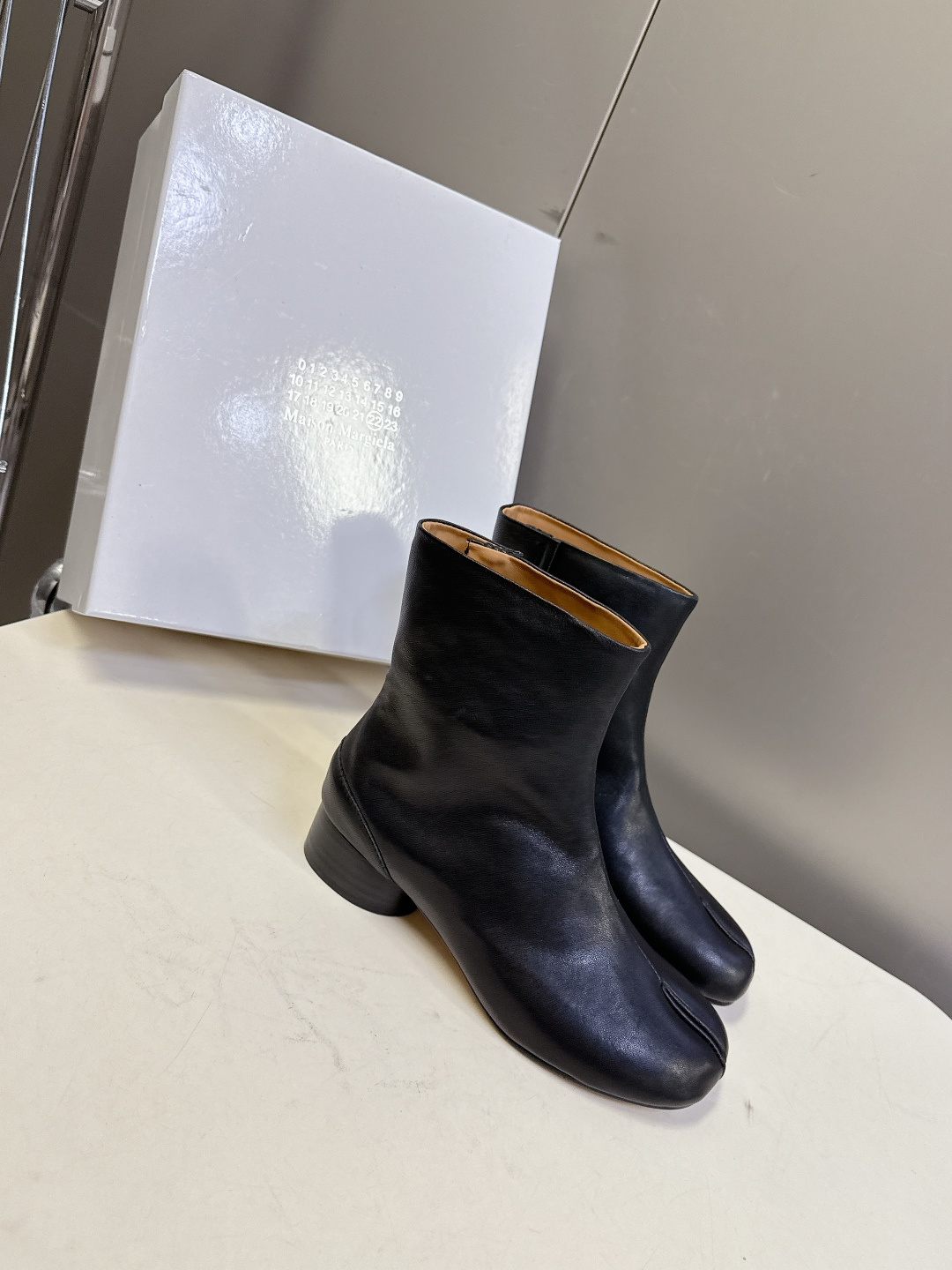 马吉拉MM6秋冬最新款复古短靴 简约的配色和百搭 上脚 时尚感十足 💯上脚超级舒服的一款，人手必备！ 面