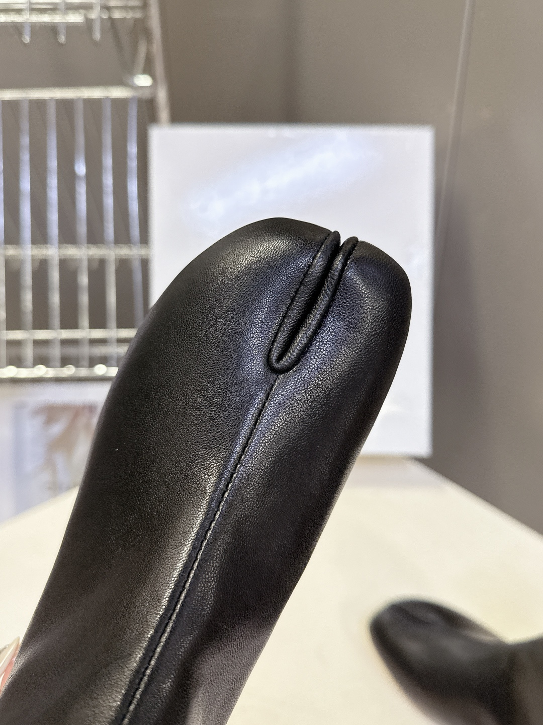 马吉拉MM6秋冬最新款复古短靴 简约的配色和百搭 上脚 时尚感十足 💯上脚超级舒服的一款，人手必备！ 面