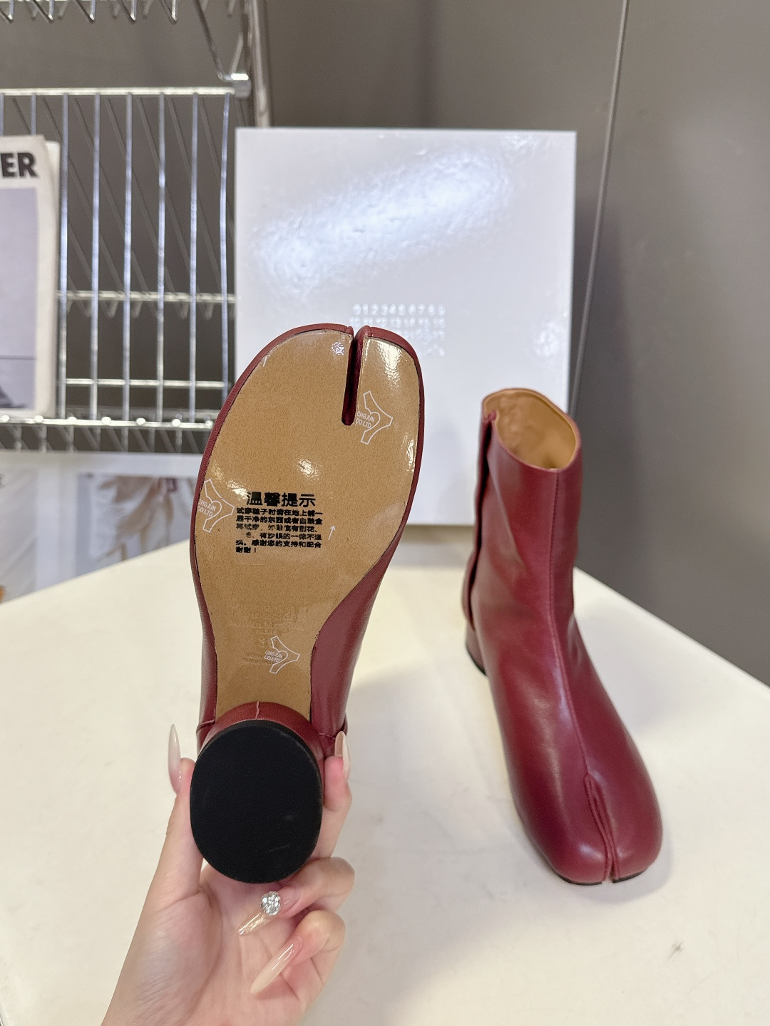 马吉拉MM6秋冬最新款复古短靴 简约的配色和百搭 上脚 时尚感十足 💯上脚超级舒服的一款，人手必备！ 面