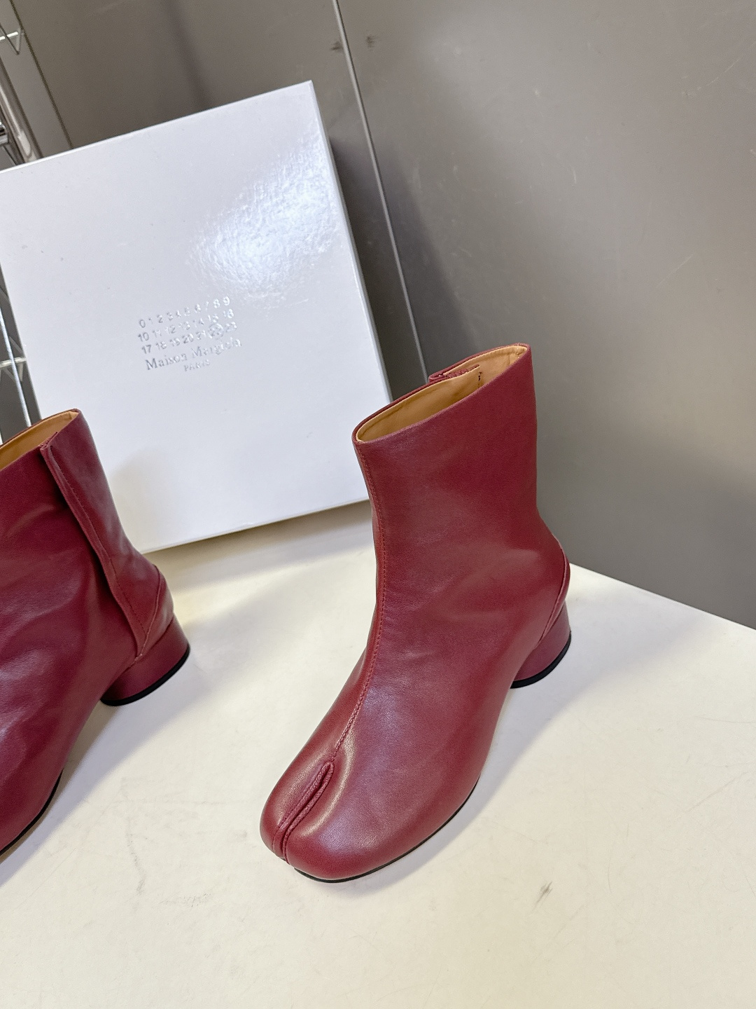 马吉拉MM6秋冬最新款复古短靴 简约的配色和百搭 上脚 时尚感十足 💯上脚超级舒服的一款，人手必备！ 面