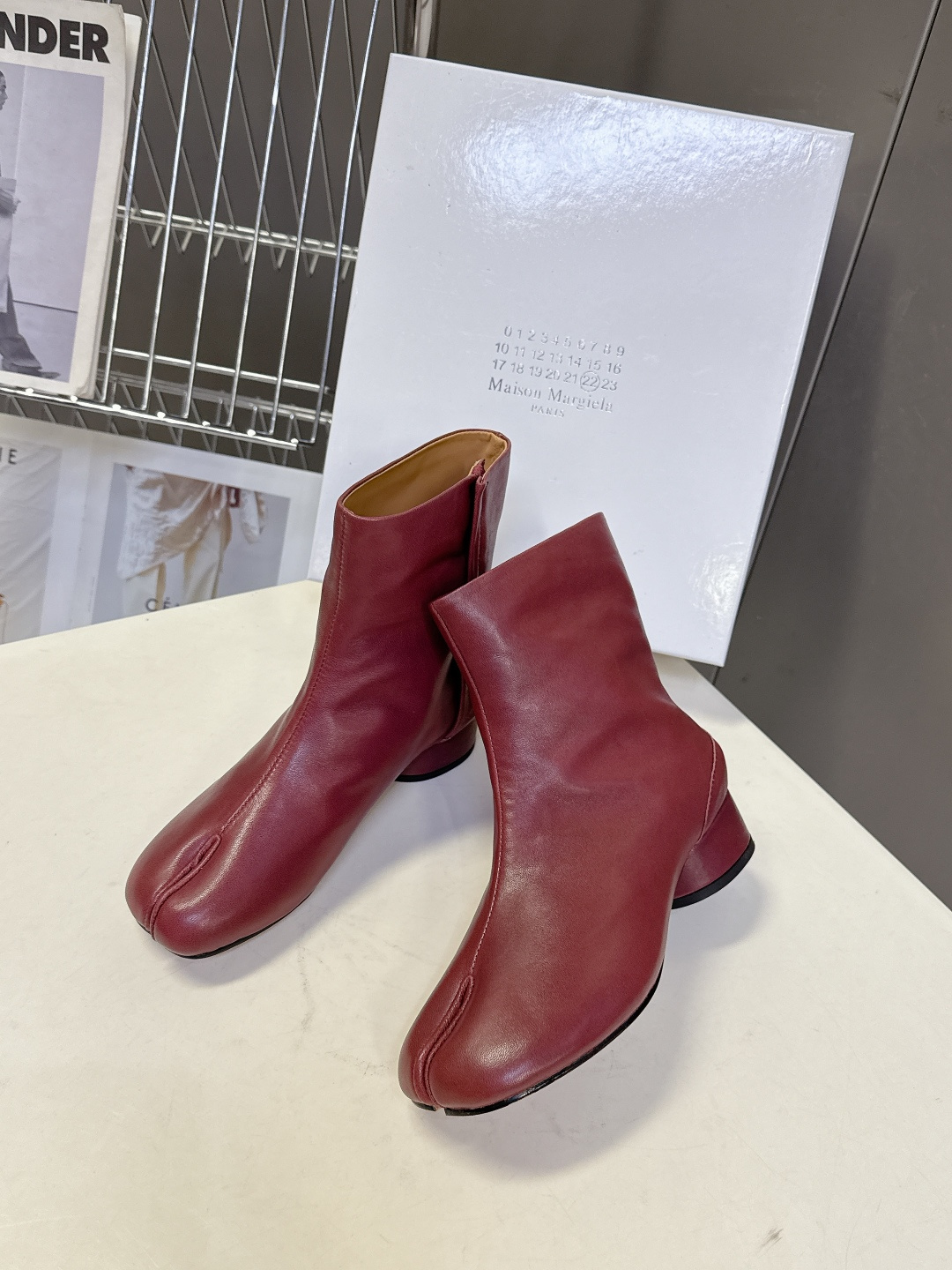 马吉拉MM6秋冬最新款复古短靴 简约的配色和百搭 上脚 时尚感十足 💯上脚超级舒服的一款，人手必备！ 面