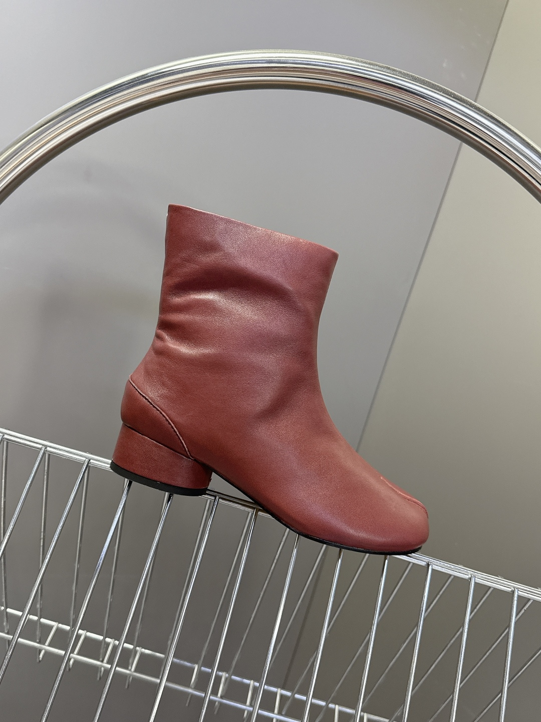 马吉拉MM6秋冬最新款复古短靴 简约的配色和百搭 上脚 时尚感十足 💯上脚超级舒服的一款，人手必备！ 面