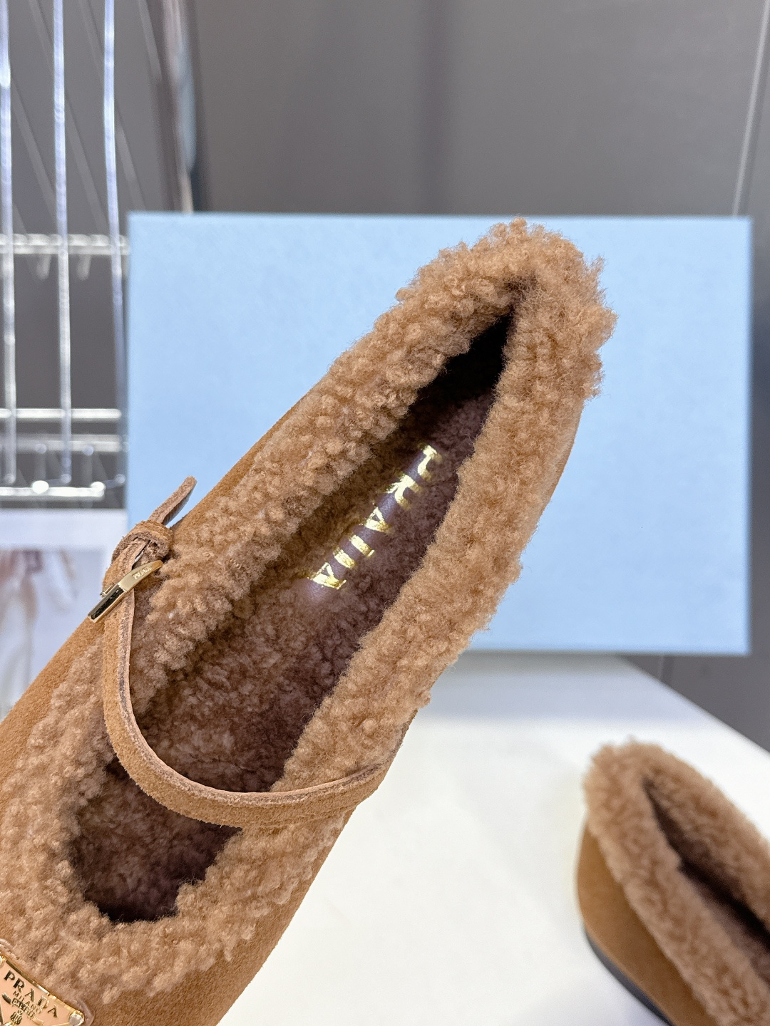 PRADA普拉达秀款秋冬毛毛鞋 芭蕾舞鞋 P家以芭蕾的灵动意韵融于日常. 以现代笔触刻画舞鞋经典轮廓！超