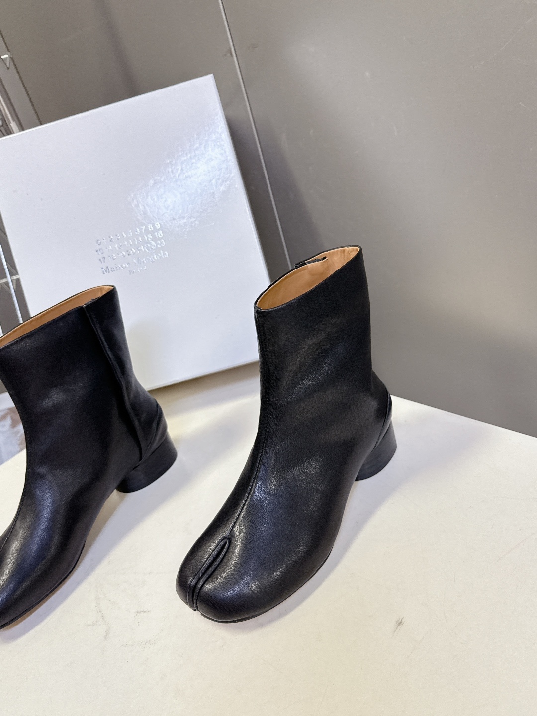 马吉拉MM6秋冬最新款复古短靴 简约的配色和百搭 上脚 时尚感十足 💯上脚超级舒服的一款，人手必备！ 面