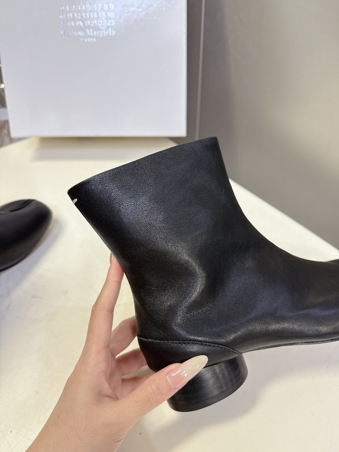 马吉拉MM6秋冬最新款复古短靴 简约的配色和百搭 上脚 时尚感十足 💯上脚超级舒服的一款，人手必备！ 面