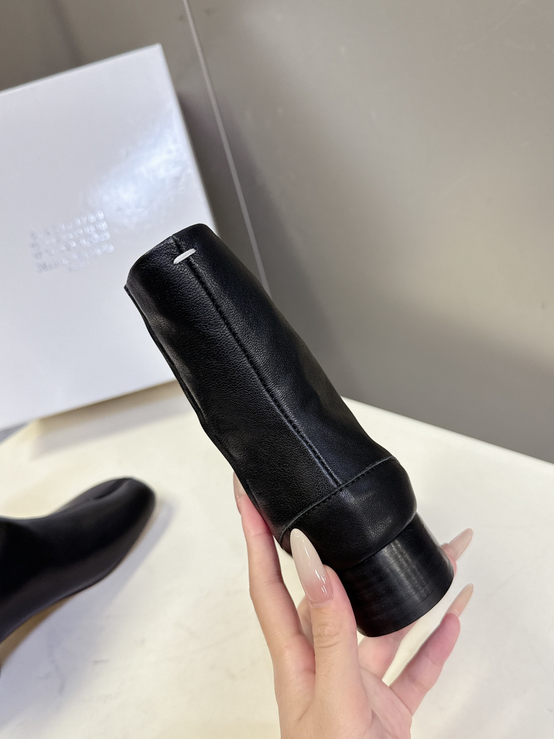 马吉拉MM6秋冬最新款复古短靴 简约的配色和百搭 上脚 时尚感十足 💯上脚超级舒服的一款，人手必备！ 面