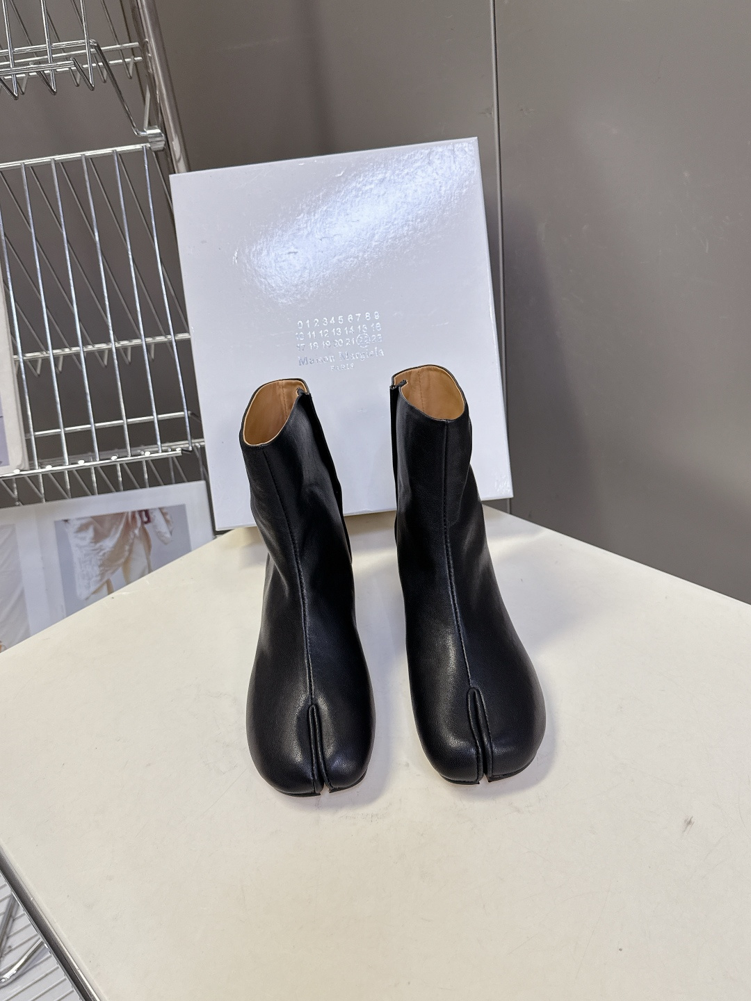 NO:593827,Margiela MM6 is the latest retro short boots for autumn and winter. Simple color matching and versatile upper, full of fashion sense. Super comfortable on the feet, a must-have for everyone!  The fabric is made of original customized environmentally friendly sheepskin material, which fits the feet better. The inner lining of the feet is made of water-dyed cowhide. The outsole is standard ZP Italian leather outsole. The heel height is 3.5CM. It is equipped with original packaging code of 35-40, boots, masion margiela, masion margiela, boots, cowhide, sheepskin, Leather soles.19860909马吉拉MM6秋冬最新款复古短靴  简约的配色和百搭 上脚 时尚感十足 上脚超级舒服的一款,人手必备！ 面料采用原版定制环保羊皮材料 更贴脚 垫脚内里采用水染牛皮内里 大底对标ZP意大利真皮大底 跟高3.5CM 配置原版包装码数35-40,靴子,masion margiela,masion margiela,boots,cowhide,sheepskin,Leather soles,Women's Shoes