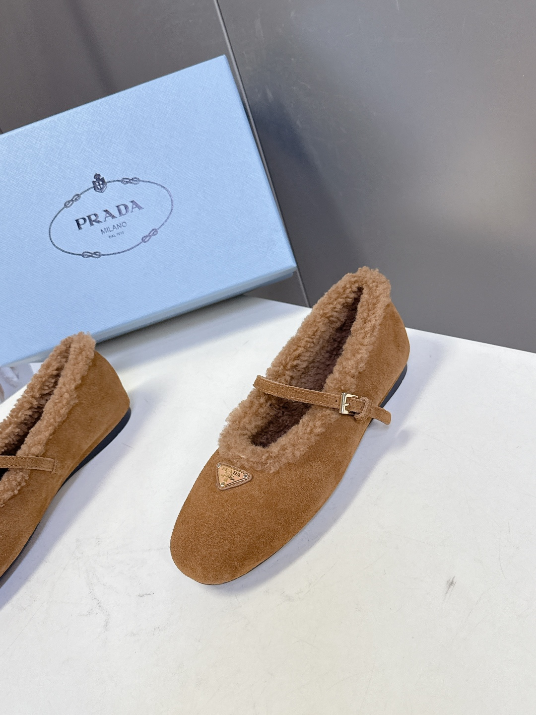 PRADA普拉达秀款秋冬毛毛鞋 芭蕾舞鞋 P家以芭蕾的灵动意韵融于日常. 以现代笔触刻画舞鞋经典轮廓！超