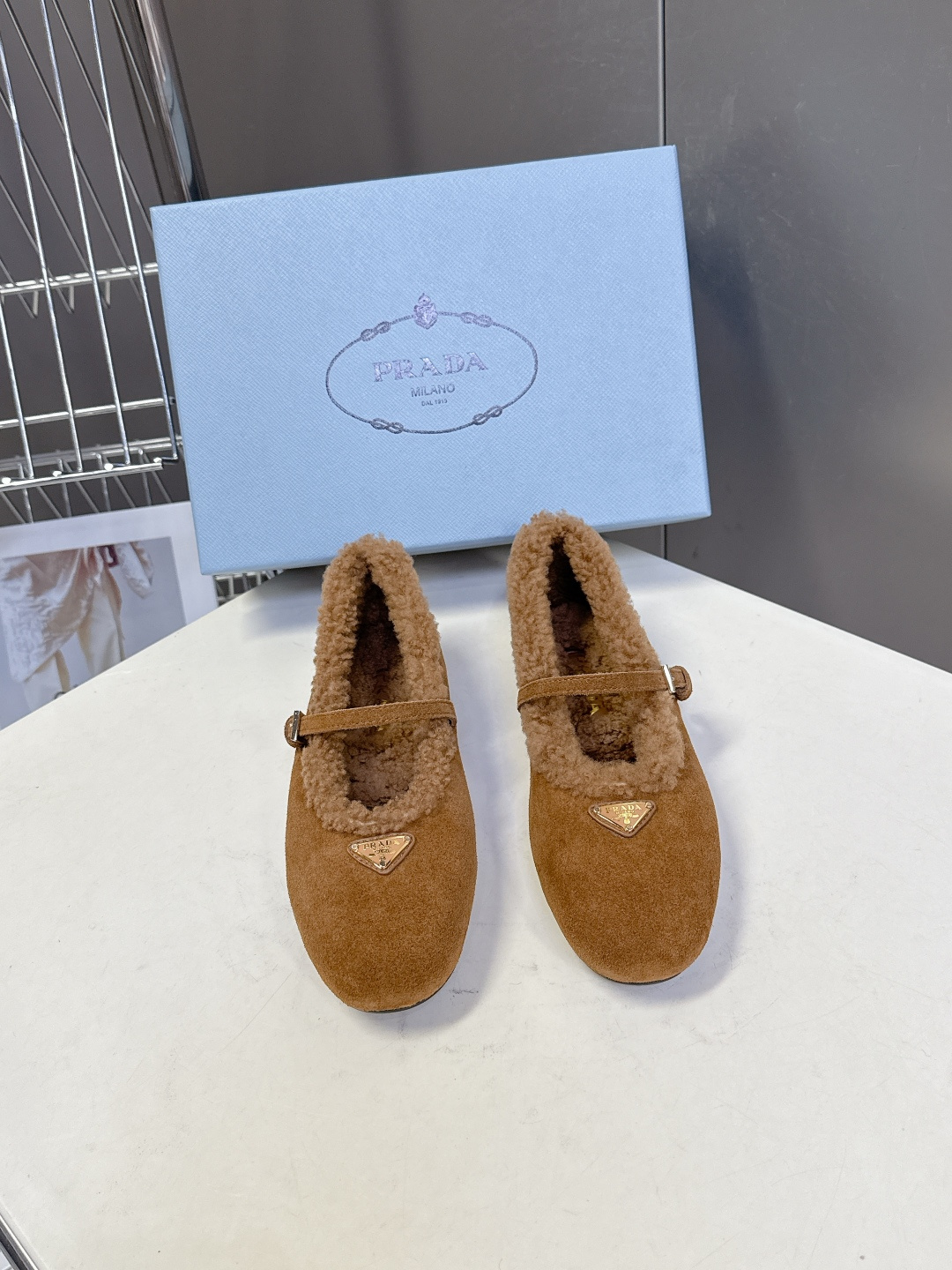 PRADA普拉达秀款秋冬毛毛鞋 芭蕾舞鞋 P家以芭蕾的灵动意韵融于日常. 以现代笔触刻画舞鞋经典轮廓！超