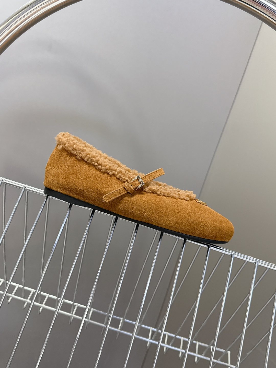 PRADA普拉达秀款秋冬毛毛鞋 芭蕾舞鞋 P家以芭蕾的灵动意韵融于日常. 以现代笔触刻画舞鞋经典轮廓！超