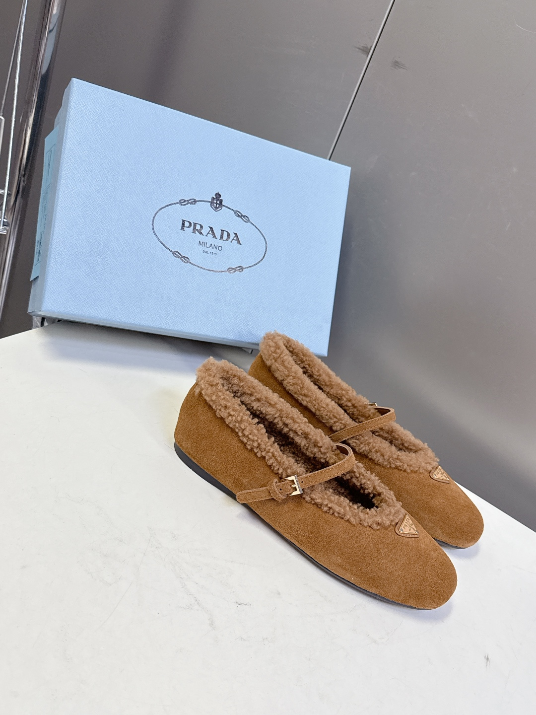 PRADA普拉达秀款秋冬毛毛鞋 芭蕾舞鞋 P家以芭蕾的灵动意韵融于日常. 以现代笔触刻画舞鞋经典轮廓！超