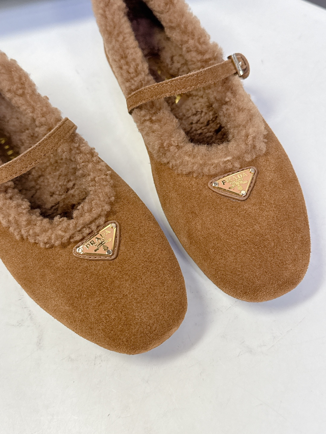 PRADA普拉达秀款秋冬毛毛鞋 芭蕾舞鞋 P家以芭蕾的灵动意韵融于日常. 以现代笔触刻画舞鞋经典轮廓！超