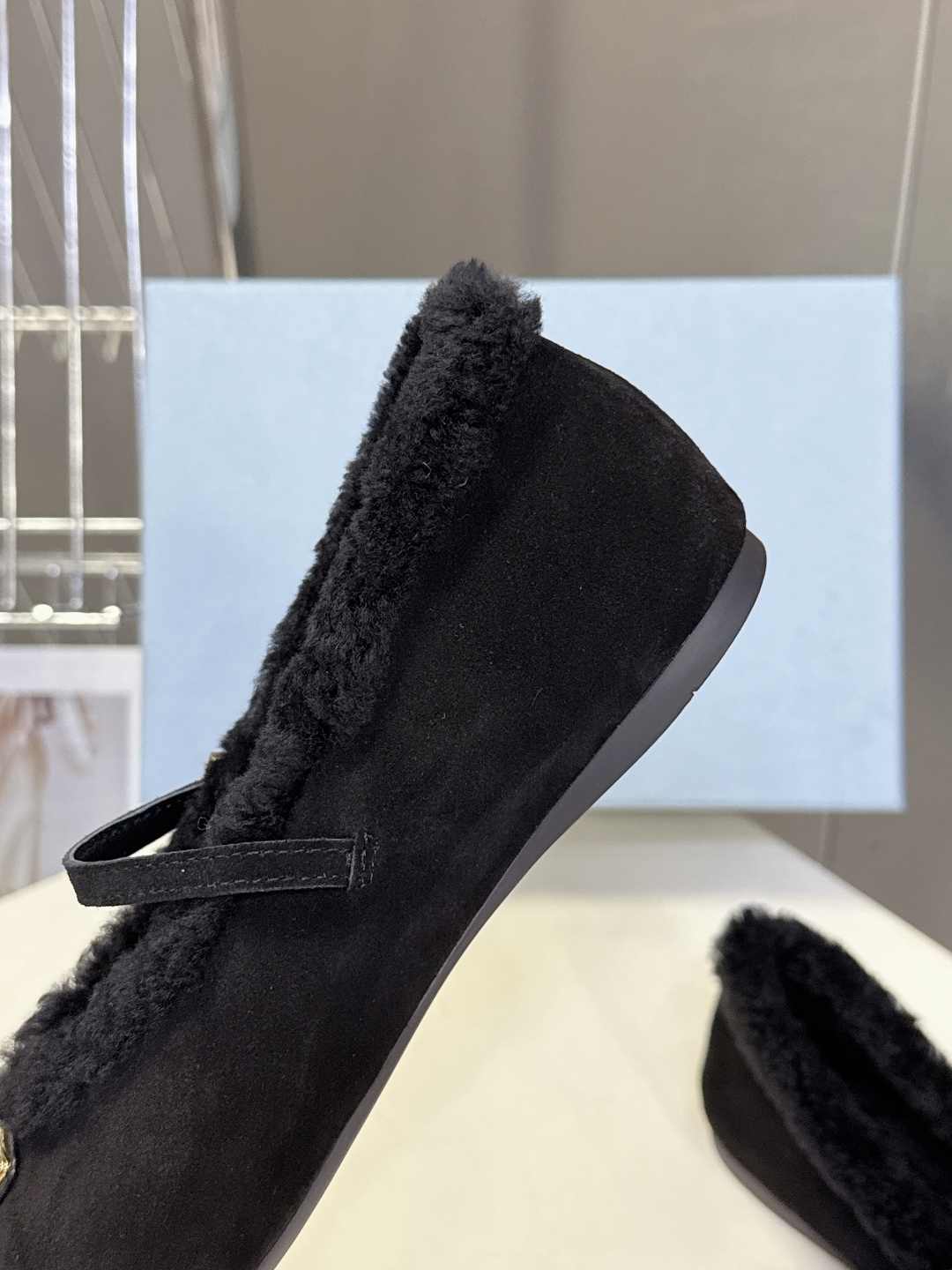 PRADA普拉达秀款秋冬毛毛鞋 芭蕾舞鞋 P家以芭蕾的灵动意韵融于日常. 以现代笔触刻画舞鞋经典轮廓！超