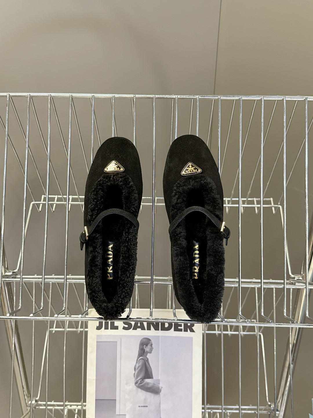 PRADA普拉达秀款秋冬毛毛鞋 芭蕾舞鞋 P家以芭蕾的灵动意韵融于日常. 以现代笔触刻画舞鞋经典轮廓！超